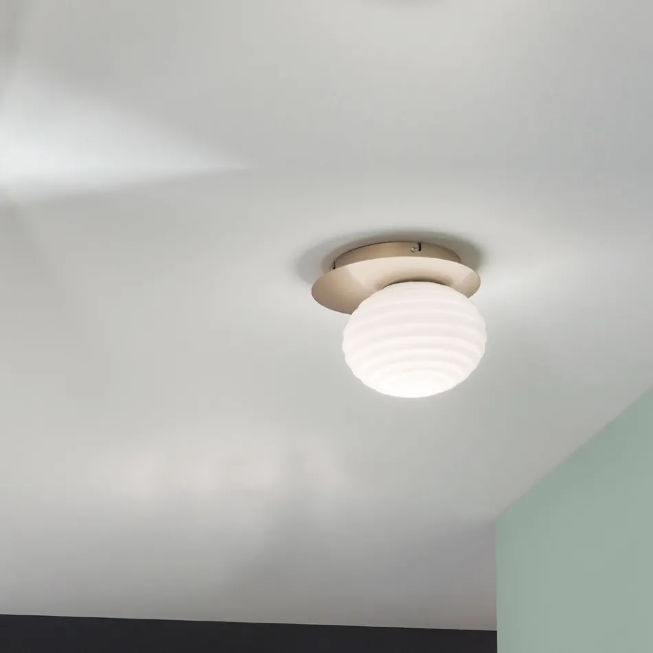 Vägglampa i blåst glas med metallstruktur - svala Viadurini