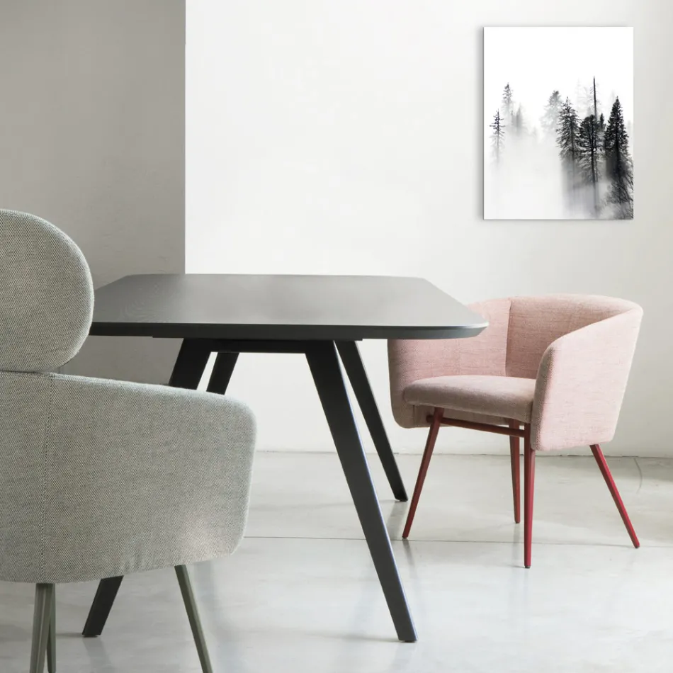 Högkvalitativ fåtölj i tyg med metallunderrede Tillverkad i Italien - Bergen Viadurini