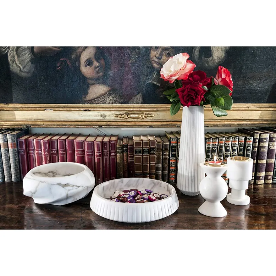 Låg ljusstake i vit Carrara marmor och mässing tillverkad i Italien - Benton Viadurini