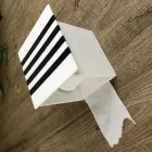 Badrumsrullehållare i vit Corian eller med svarta skär italiensk design - Elono Viadurini