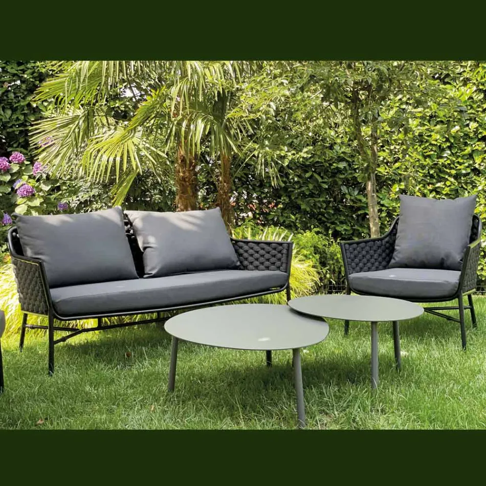 Vardagsrum som består av soffa, fåtöljer och 2 soffbord i aluminium - Yuma Viadurini