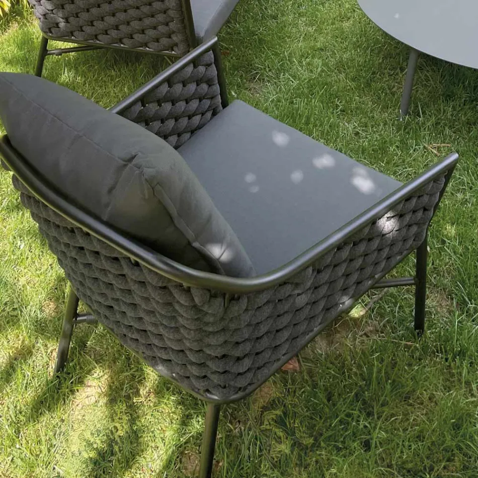 Vardagsrum som består av soffa, fåtöljer och 2 soffbord i aluminium - Yuma Viadurini