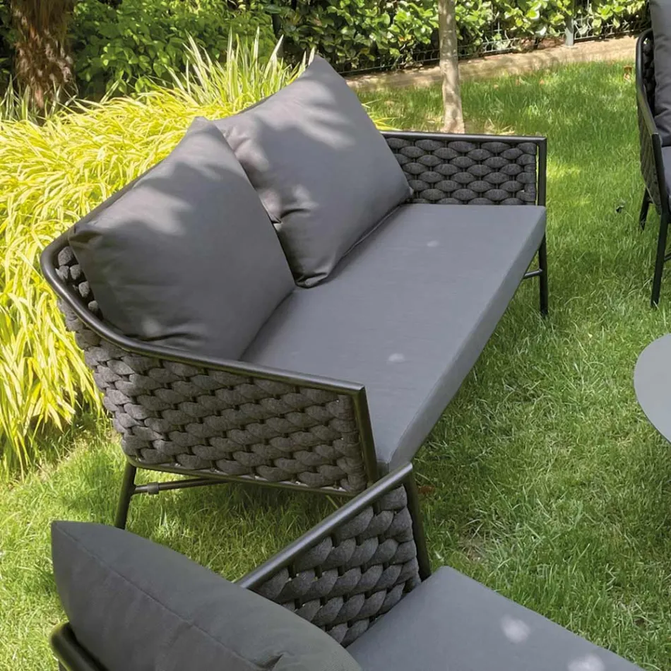 Vardagsrum som består av soffa, fåtöljer och 2 soffbord i aluminium - Yuma Viadurini