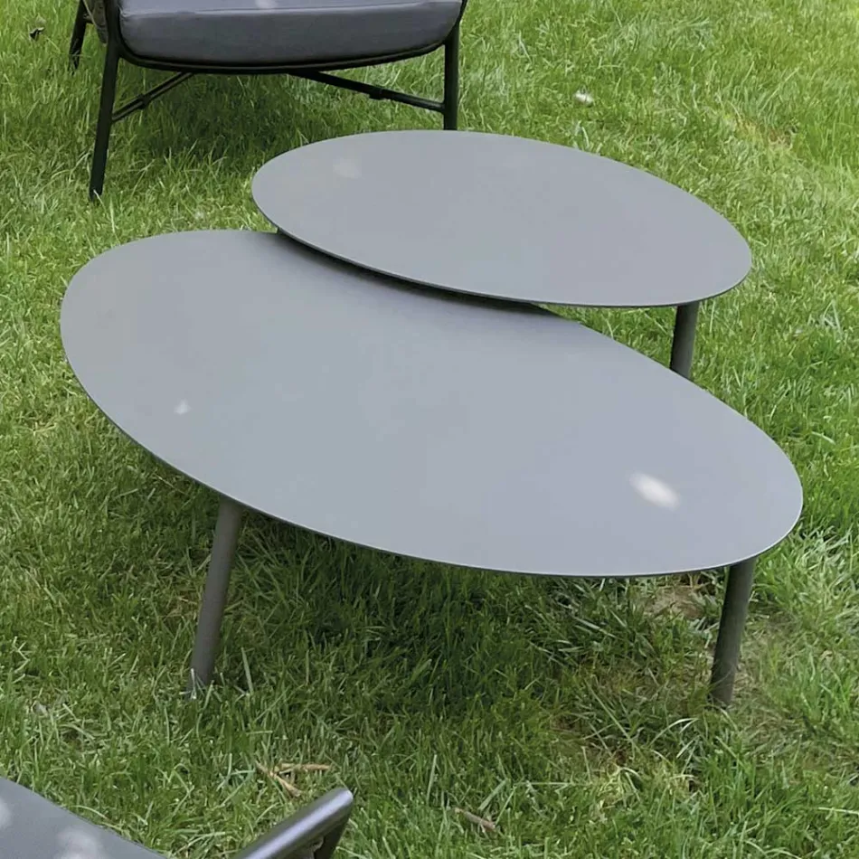 Vardagsrum som består av soffa, fåtöljer och 2 soffbord i aluminium - Yuma Viadurini