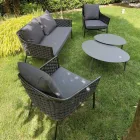 Vardagsrum som består av soffa, fåtöljer och 2 soffbord i aluminium - Yuma Viadurini