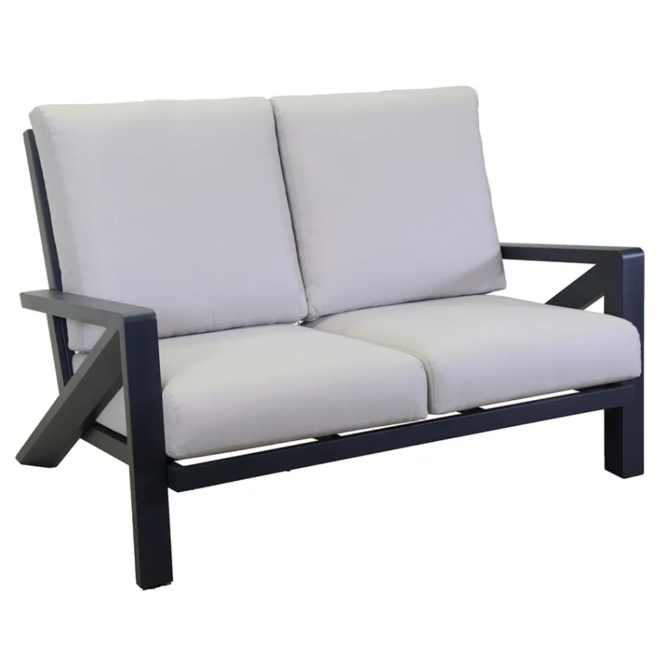 Vardagsrum bestående av soffa, soffbord och fåtöljer med fotstöd - Anslagstavla Viadurini