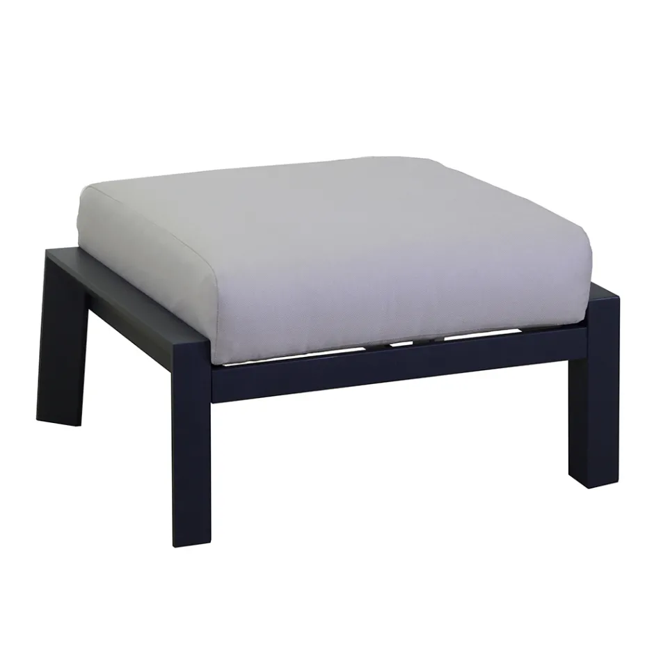 Vardagsrum bestående av soffa, soffbord och fåtöljer med fotstöd - Anslagstavla Viadurini