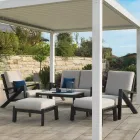 Vardagsrum bestående av soffa, soffbord och fåtöljer med fotstöd - Anslagstavla Viadurini