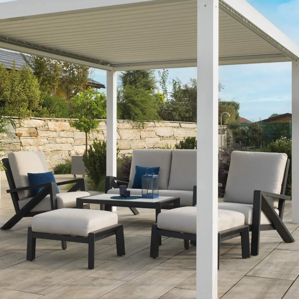 Vardagsrum bestående av soffa, soffbord och fåtöljer med fotstöd - Anslagstavla Viadurini