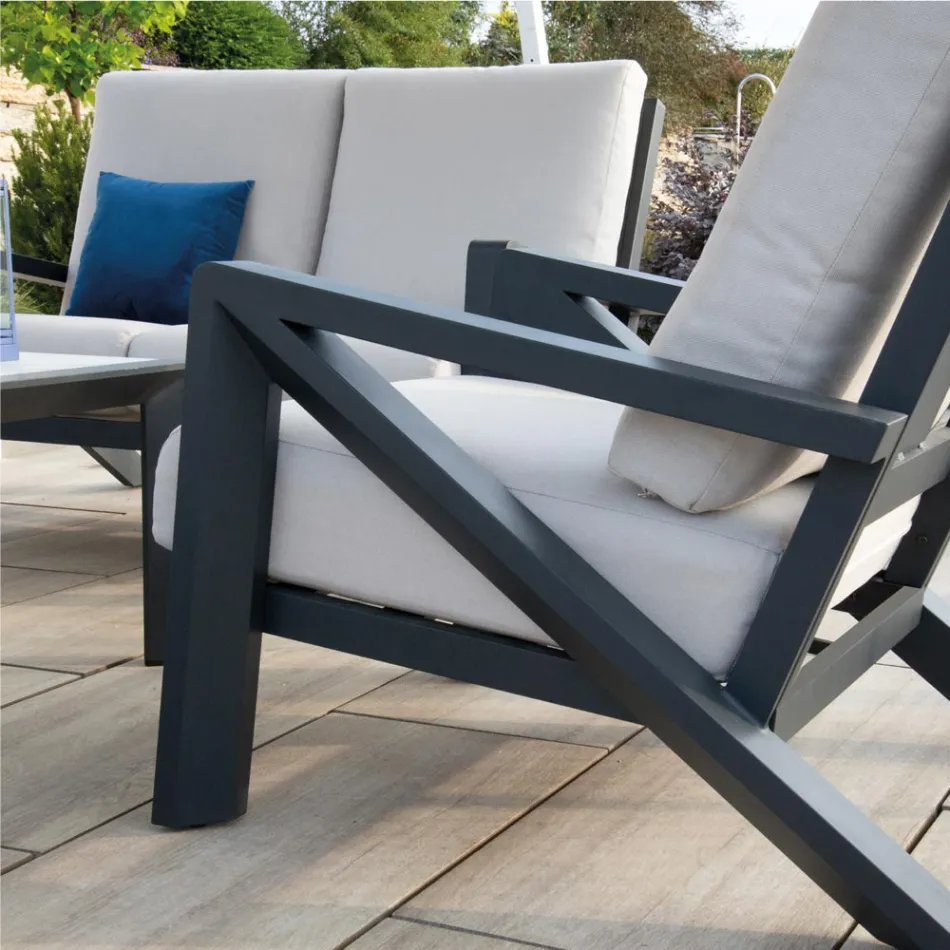 Vardagsrum bestående av soffa, soffbord och fåtöljer med fotstöd - Anslagstavla Viadurini