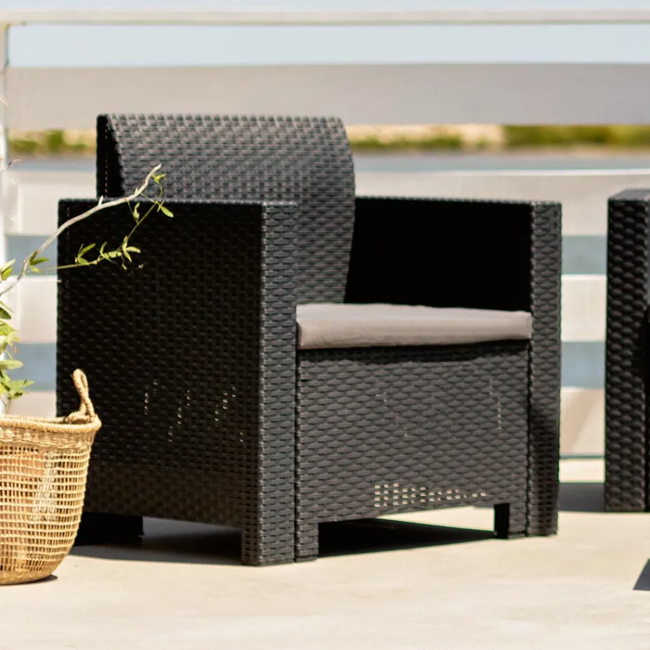 Vardagsrum med 1 soffa, 2 fåtöljer och 1 soffbord med sittdynor - Maskin Viadurini