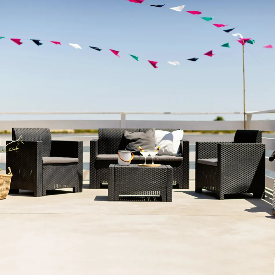 Vardagsrum med 1 soffa, 2 fåtöljer och 1 soffbord med sittdynor - Maskin Viadurini