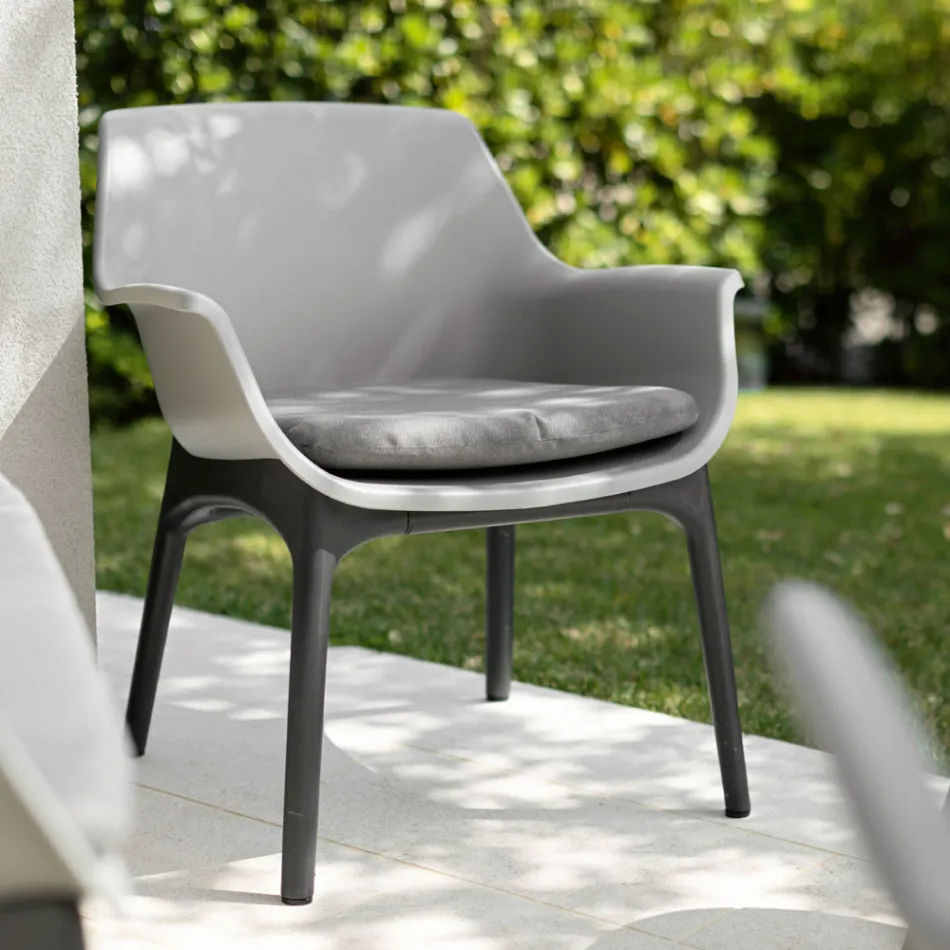 Vardagsrum med 1 soffa, 2 fåtöljer och 1 soffbord i polypropen - Maskin Viadurini