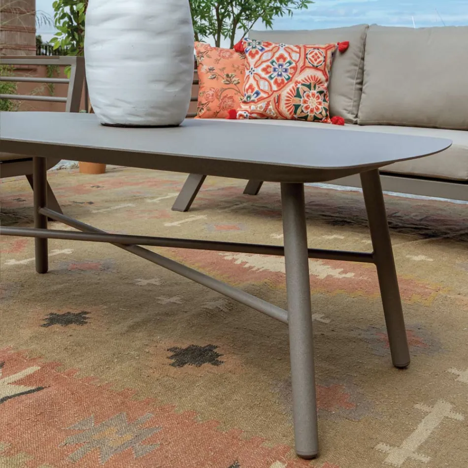 Vardagsrum utomhus bestående av 1 3-sitssoffa, 2 fåtöljer och 1 soffbord - Righello Viadurini