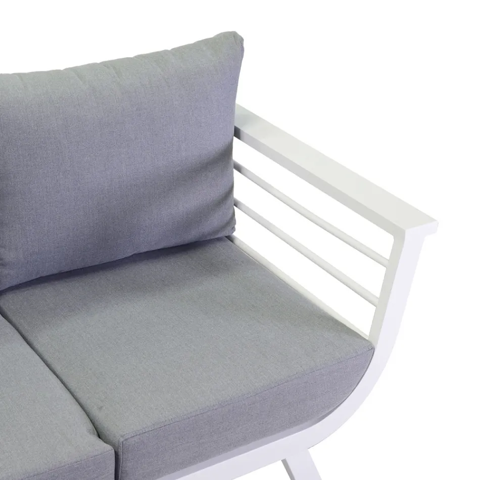 Vardagsrum utomhus bestående av 1 3-sitssoffa, 2 fåtöljer och 1 soffbord - Righello Viadurini