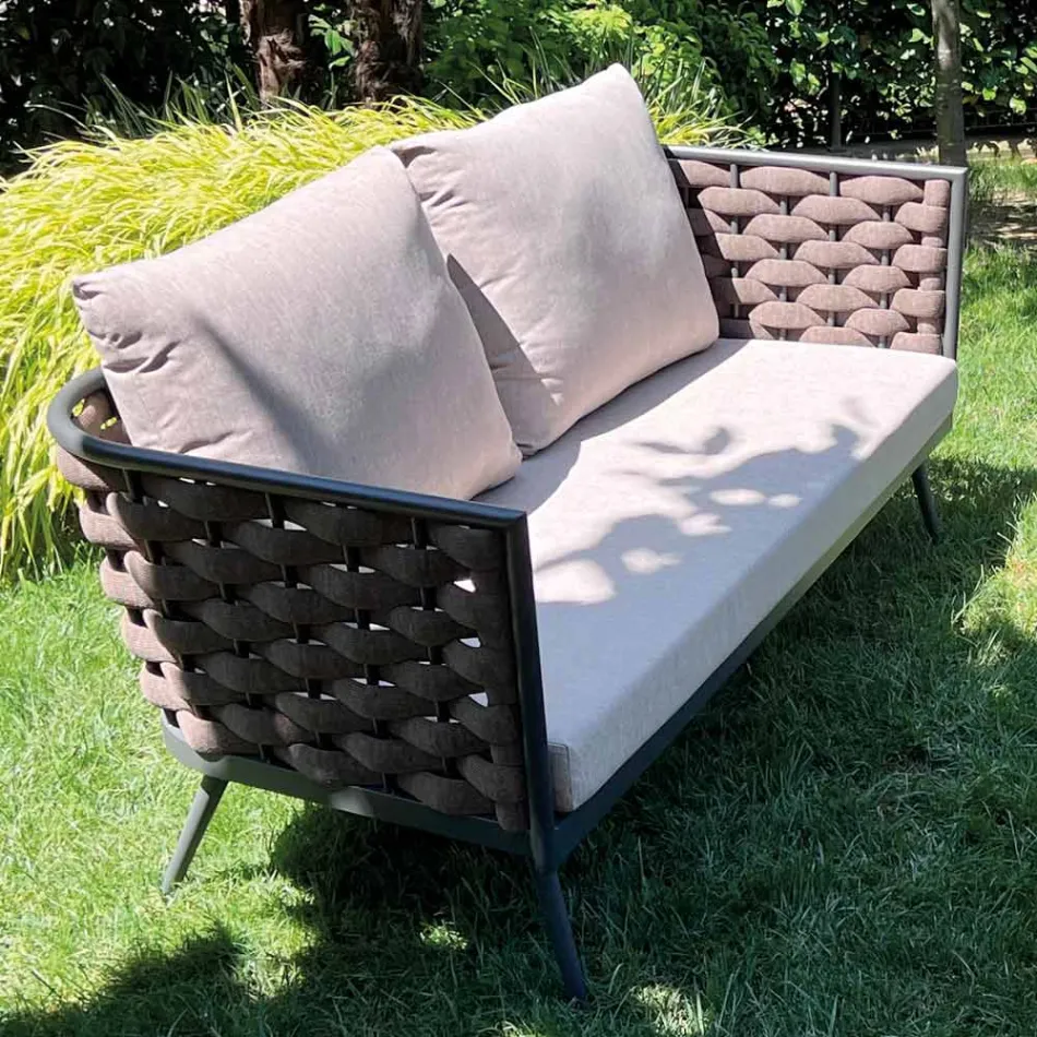 Utevardagsrum med soffa, fåtölj och rektangulärt soffbord - Maskros Viadurini