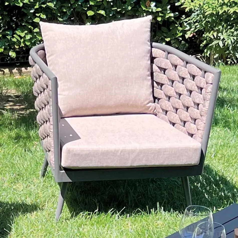 Utevardagsrum med soffa, fåtölj och rektangulärt soffbord - Maskros Viadurini