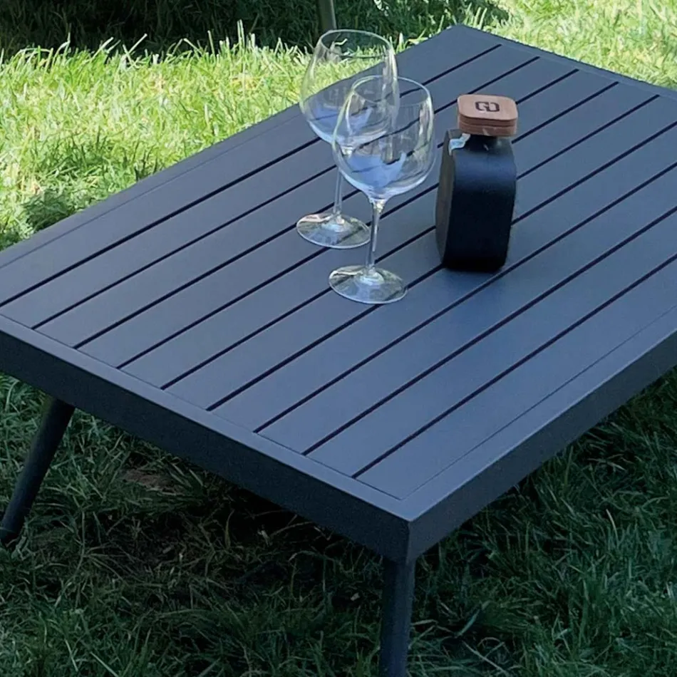 Utevardagsrum med soffa, fåtölj och rektangulärt soffbord - Maskros Viadurini