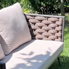 Utevardagsrum med soffa, fåtölj och rektangulärt soffbord - Maskros Viadurini