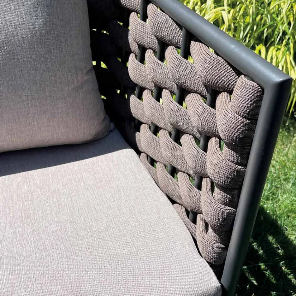 Utevardagsrum med soffa, fåtölj och rektangulärt soffbord - Maskros Viadurini