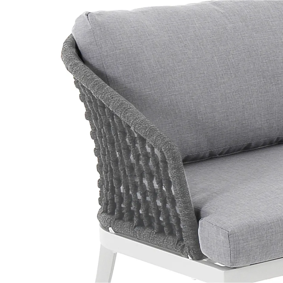 Vardagsrum inomhus och utomhus med 2 fåtöljer, 1 soffa och 1 soffbord - Sortir Viadurini