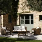 Polyrotting vardagsrumsmöbel från märket REHAU i olika utföranden och vita kuddar - Madness Viadurini