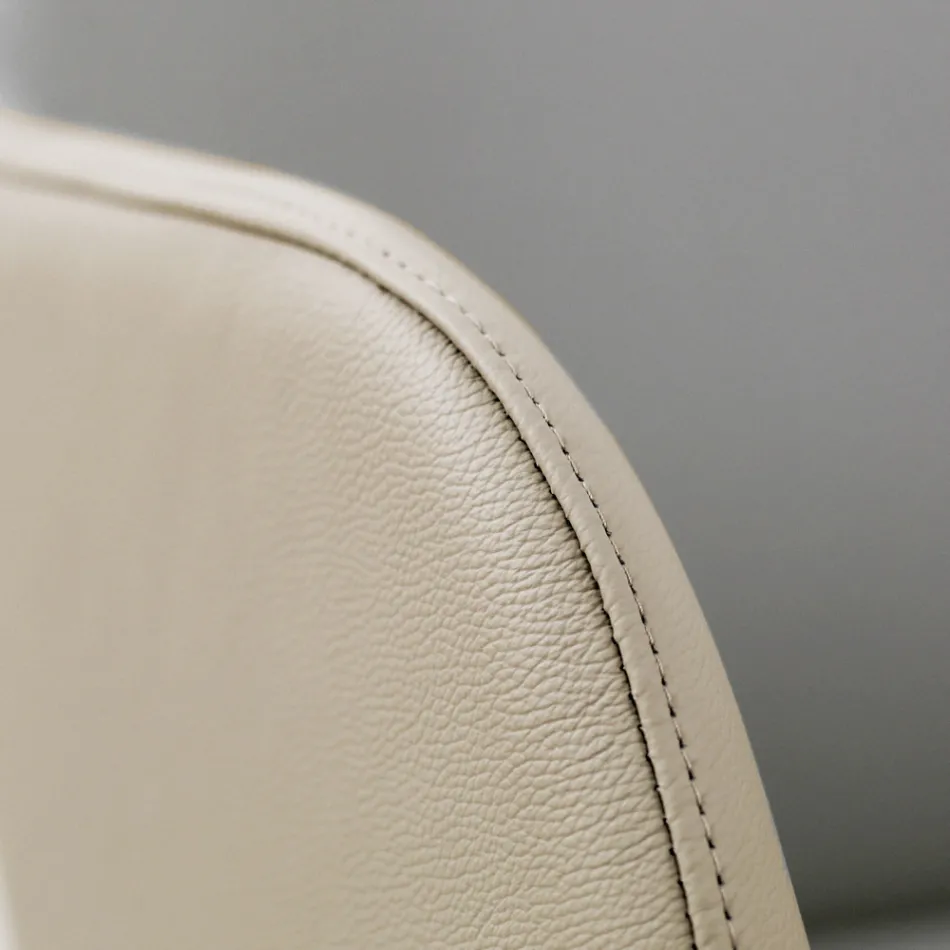 Matstol med armstöd i isfärgat läder Tillverkad i Italien - Lyanne Viadurini