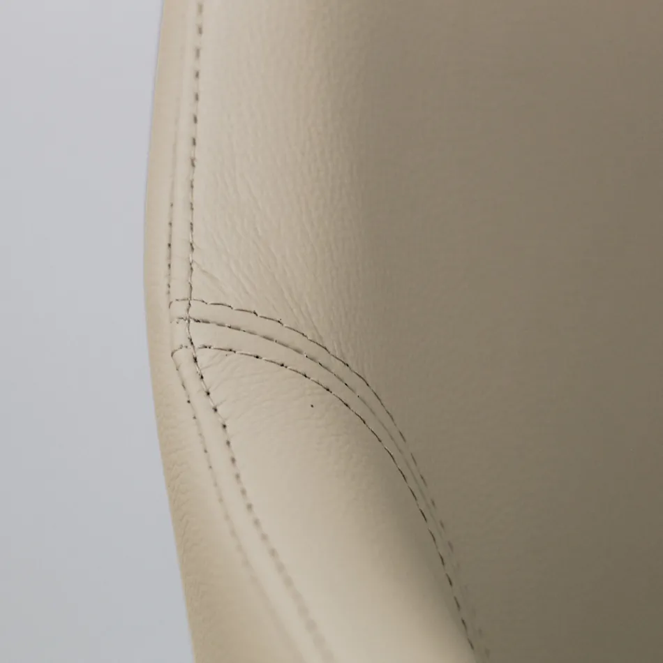 Matstol med armstöd i isfärgat läder Tillverkad i Italien - Lyanne Viadurini