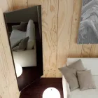 Väggspegel med öppningsdörr och klädkrokar tillverkad i Italien - Boro Viadurini