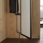 Väggspegel med öppningsdörr och klädkrokar tillverkad i Italien - Boro Viadurini