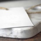 Skärbräda i Carrarra White Marble av Made in Italy Design - Masha Viadurini