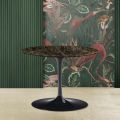 Tulip Eero Saarinen H 39 Soffbord med oval skiva i Emperador Dark Marble - Scarlet