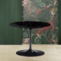 Tulip Eero Saarinen H 41 Soffbord med Marquinia Black Marble Rund Skiva - Scarlet