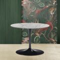 Tulip Saarinen H 39 Ovalt soffbord med skiva i Carrara Marble Statuarietto - Scarlet