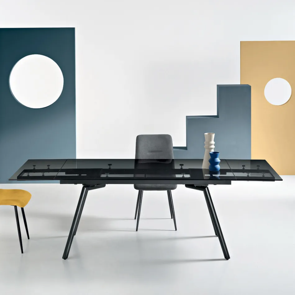 Utdragbart bord 160/240x91 cm i rökfärgat glas och svart metallbas - Kolumn Viadurini