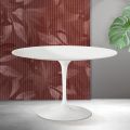 Saarinen Tulip runt bord H 74 cm i mattvit Florim keramik - Scharlakansröd