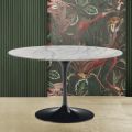 Eero Saarinen Tulpanbord H 74 med rund skiva i Carrara Statuarietto-marmor - Scarlet