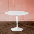 Eero Saarinen Tulip Bord H 74 med vit skiva i flytande laminat Tillverkad i Italien - Scarlet