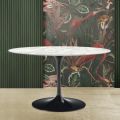 Tulip Table Saarinen H 74 med oval skiva i Carrara-marmor Tillverkad i Italien - Scarlet