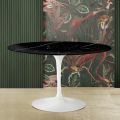 Tulip Table Saarinen H 74 med rund skiva i svart Marquinia-marmor tillverkad i Italien - Scarlet