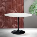 Saarinen Tulip-bord H 74 cm i mattvit Florim-keramik - Scharlakansröd