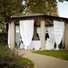 Retro ljus linnegardin med organza och italiensk lyxbroderi - Marinella Viadurini