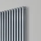 Hydraulisk radiator med horisontella kollektorer och vertikala rör - Colomba Viadurini