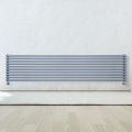 VVS-radiator med en serie horisontella element tillverkad i Italien - Cappello