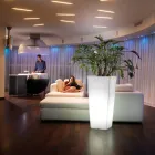 Hög inomhusvas i vit polyeten Tillverkad i Italien - Devid Viadurini