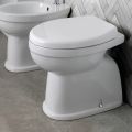 Golvstående toalett i keramik med polyestersits och klassisk design - Silica