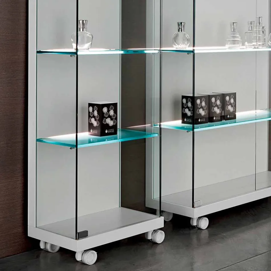 Wall Showcase i glas och vitt trä, hjul och upplysta hyllor - Armilla Viadurini