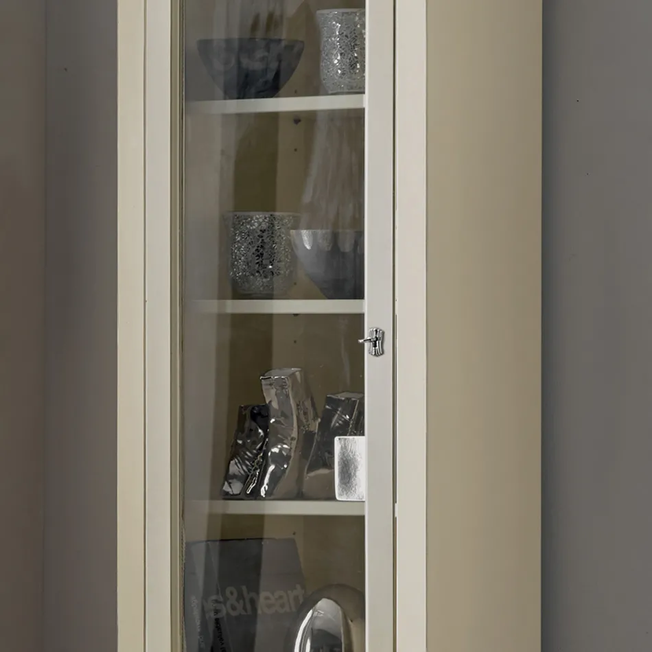 Vitrinskåp i trä med patinerad elfenbensfinish. Tillverkad i Italien - Fosta Viadurini