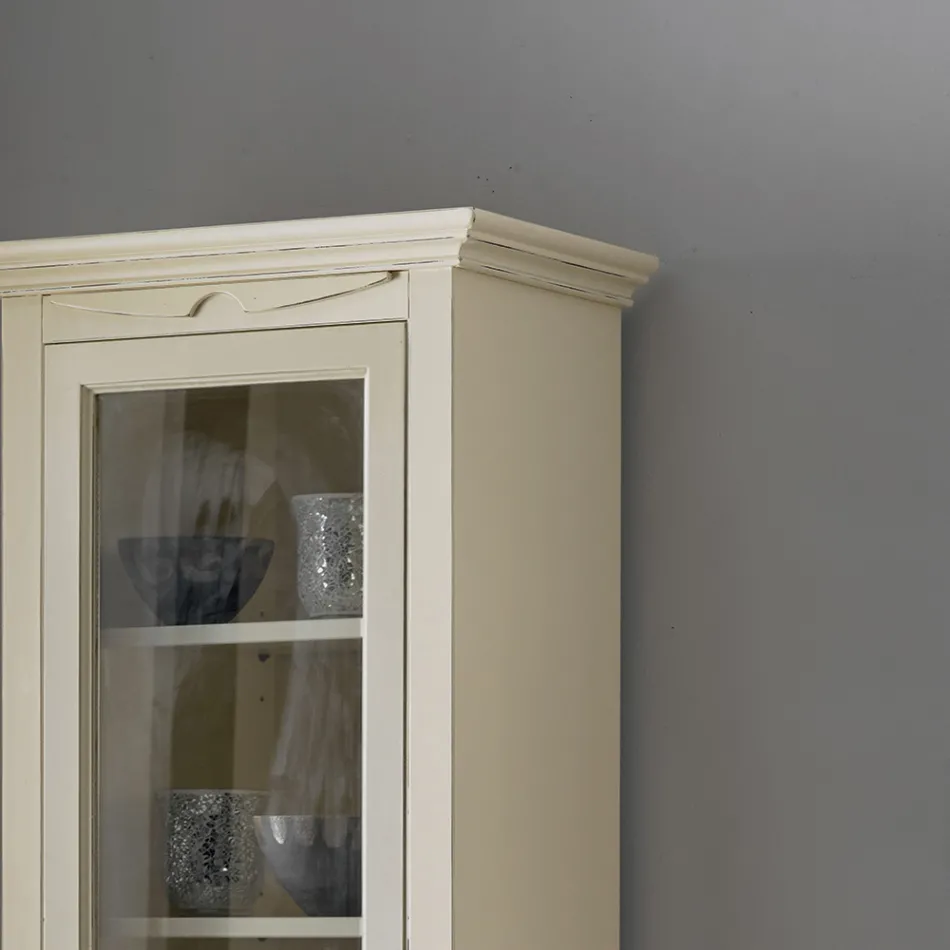 Vitrinskåp i trä med patinerad elfenbensfinish. Tillverkad i Italien - Fosta Viadurini