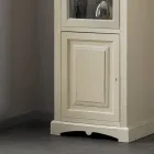 Vitrinskåp i trä med patinerad elfenbensfinish. Tillverkad i Italien - Fosta Viadurini